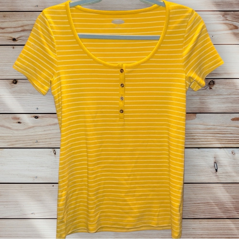 🌺OLD NAVY STRIPPED BUTTON YELLOW RIBBED TEE
